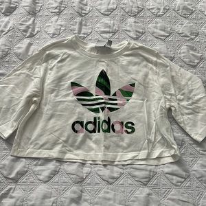 Crop adidas shirt